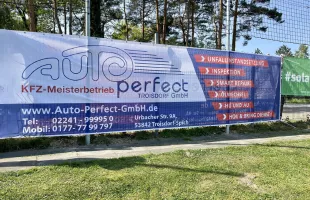 Tennisblende mit Sponsorenwerbung auf einem Tennisplatz