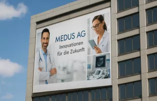 Großflächiger Fassadenbanner am Gebäude